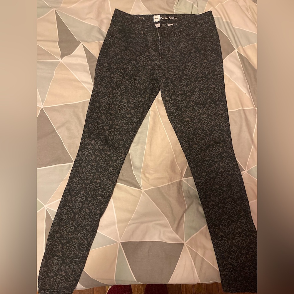 Awesome used condition- filigree style patterned skinny jeans SIZE 2